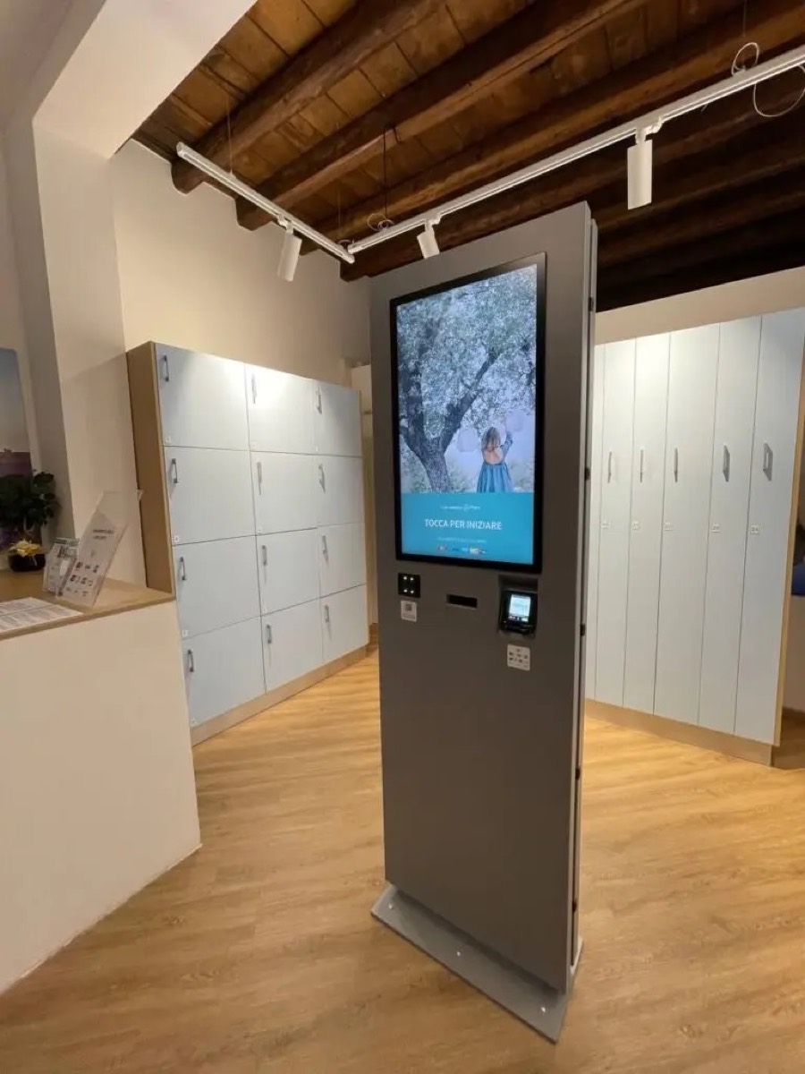 Il totem di un Lavasecco Point, dove il cliente sceglie i servizi e paga